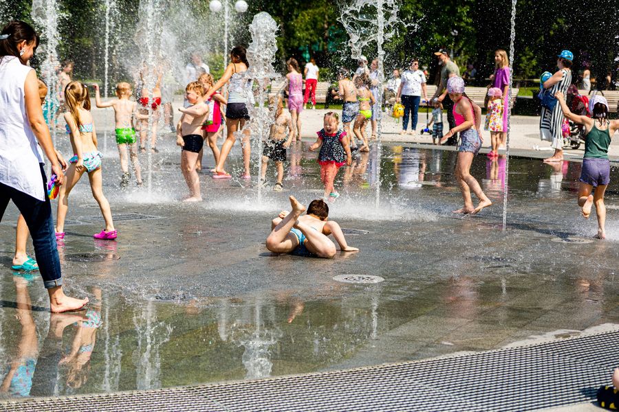 Фото Дети в Новосибирске устроили купальни в городских фонтанах 16